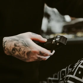Barber podczas wykonywania usługi strzyżenia w salonie